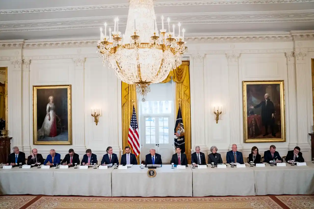 Trump insiste en que petroleras invertirán 100,000 mdd en Venezuela